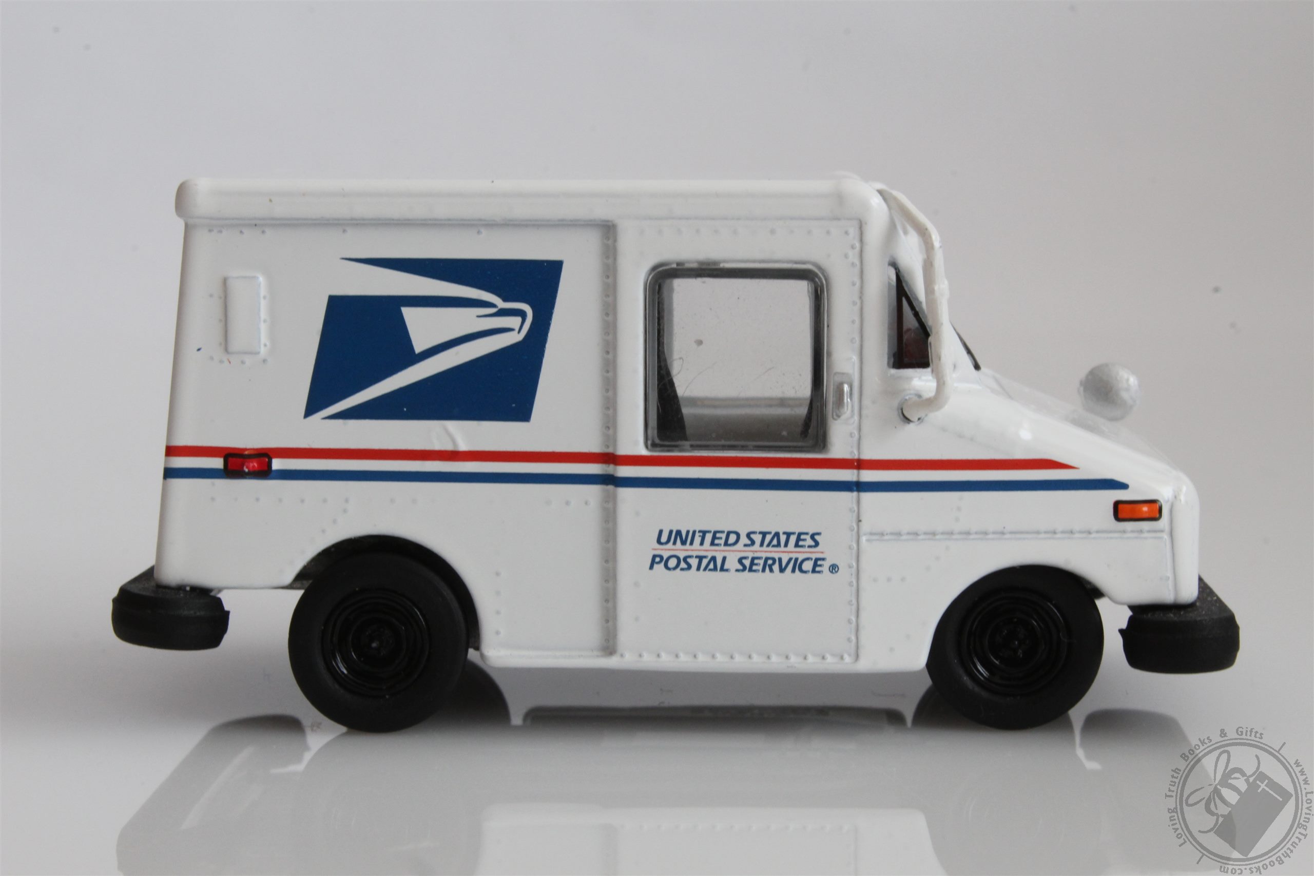 USPS Postal Service Mail Truck LLV with Mailbox 1:64 Scale Diorama Diecast Model by Greenlight ...