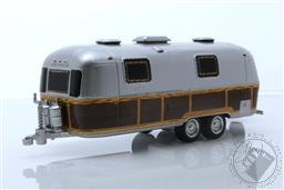 Hitched Homes Series 11 - 1972 Airstream Double-Axle Land Yacht Safari Custom Woody,Greenlight Collectibles 